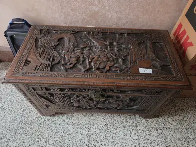Klassieke dekenkist met zeer rijk en diep houtsnijwerk rondom met taferelen van ruiters en figuren lot 64 – kavel bij Goeiendeal, Jette