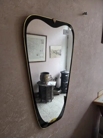 Wandspiegel in asymmetrische vintage vorm met een tweekleurige zwarte en goudkleurige rand lot 71 – kavel bij Goeiendeal, Jette
