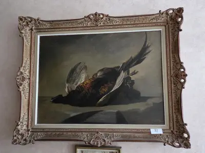 Schilderij, stilleven met een dode fazant in een rijk gedecoreerde barokke kader lot 72 – kavel bij Goeiendeal, Jette