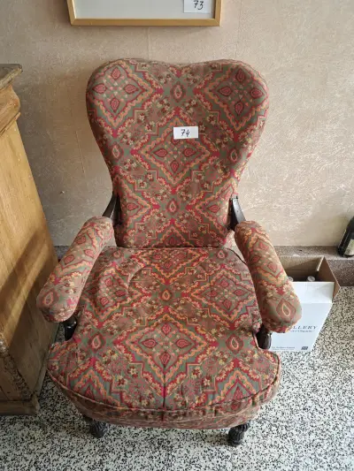 Comfortabele oorfauteuil / armstoel met een rijk gedecoreerde stoffering met rood-groen patroon lot 74 – kavel bij Goeiendeal, Jette