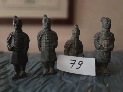 Set van 4 miniatuurbeeldjes van krijgers uit het terracottaleger lot 79 – kavel bij Goeiendeal, Jette