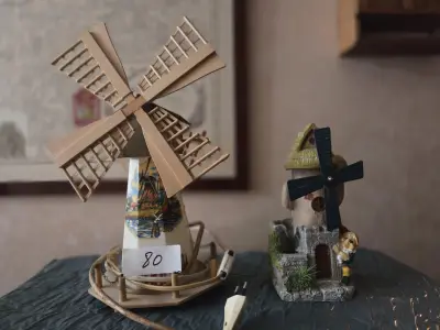 Set van 2 decoratieve windmolens waaronder één elektrisch verlicht model met molenprint op de voet lot 80 – kavel bij Goeiendeal, Jette
