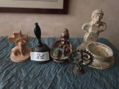 Gevarieerd lot decoratie-en verzamelobjecten waaronder een handbel met handvat, religieuze beeldjes en een asbakje lot 81 – kavel bij Goeiendeal, Jette