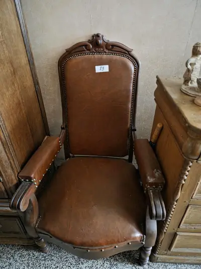 Klassieke fauteuil met lederen bekleding, afgewerkt met siernagels lot 83 – kavel bij Goeiendeal, Jette