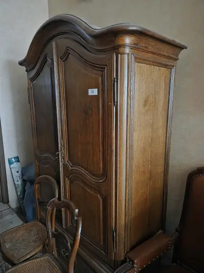 Grote tweedeurs kledingkast / armoire met een sierlijk gewelfde bovenzijde en paneeldeuren lot 86 – kavel bij Goeiendeal, Jette