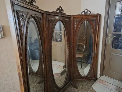 Driedelig kamerscherm met grote ovale passpiegels en florale houtsnijwerkdetails lot 87 – kavel bij Goeiendeal, Jette