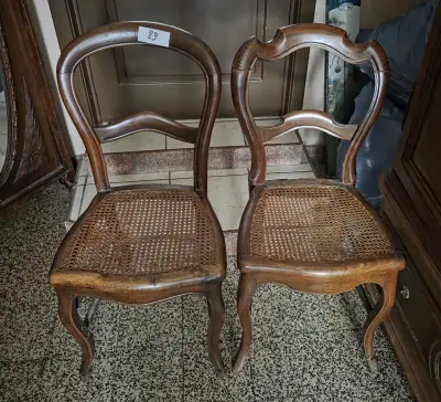 Set van 2 klassieke stoelen met opengewerkte rieten / canné zitting lot 89 – kavel bij Goeiendeal, Jette