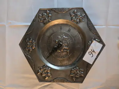 Zeshoekige wandklok als sierbord met bloemmotieven en centraal reliëf – Lot 94 – kavel bij Goeiendeal, Jette