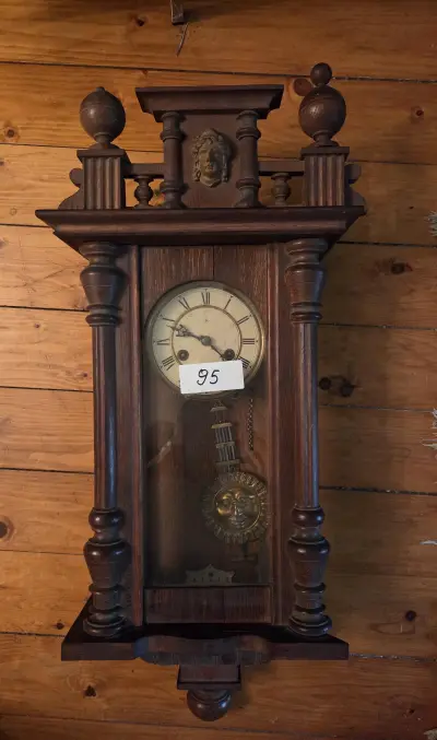 Klassieke regulateur wandklok met versierde kast en slinger met zonsgezicht – Lot 95 – kavel bij Goeiendeal, Jette