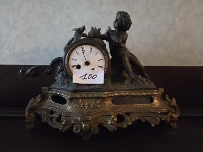 Antieke pendule met putto-sculptuur op sierlijke, opengewerkte voet – Lot 100 – kavel bij Goeiendeal, Jette