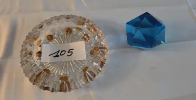 Set bestaande uit een glazen asbak met goudkleurige accenten en een blauw geometrisch decoratiestuk – Lot 105 – kavel bij Goeiendeal, Jette