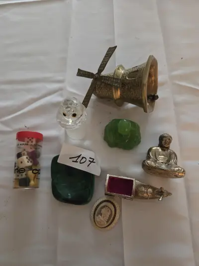 Gevarieerde kavel met kleingoed, waaronder een koperen tafelbel in de vorm van een molen, Boeddhabeeldjes, een uiltje en een cameo – Lot 107 – kavel bij Goeiendeal, Jette