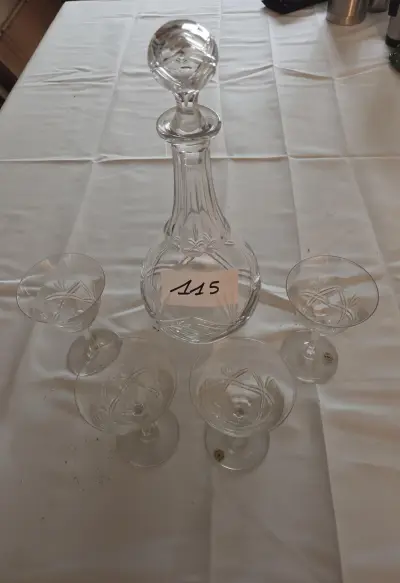 Kristallen karafset bestaande uit een geslepen drankkaraf met stop en vier bijbehorende glazen – Lot 115 – kavel bij Goeiendeal, Jette