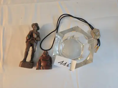 Kavel met kleingoed, waaronder een glazen asbak, een bolo tie met stierenkop en twee houten snijwerkjes – Lot 116 – kavel bij Goeiendeal, Jette