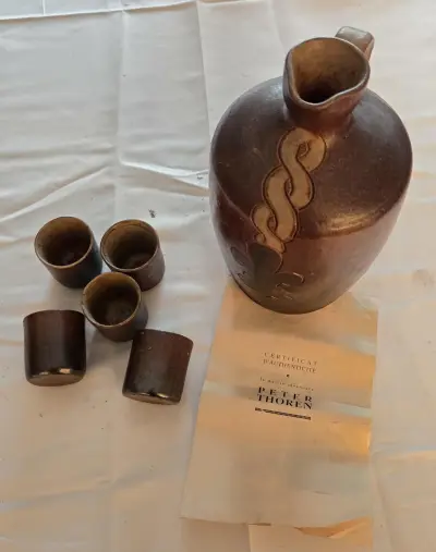 Keramische drankkruik met bijbehorende bekers en echtheidscertificaat van pottenbakker Peter Thoren – Lot 117 – kavel bij Goeiendeal, Jette