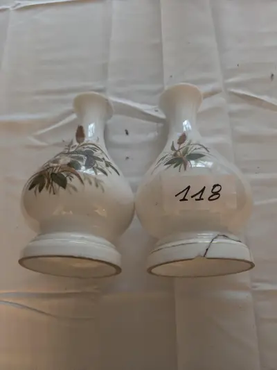 Paar porseleinen vazen met florale motieven en vogelafbeeldingen – Lot 118 – kavel bij Goeiendeal, Jette