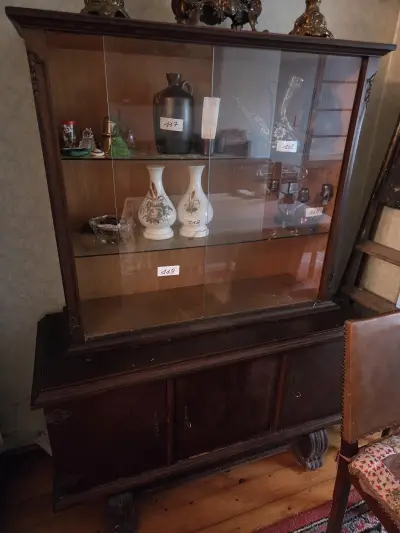 Klassieke houten vitrinekast met glazen schuifdeuren en een gesloten onderkast, leeg verkocht – Lot 119 – kavel bij Goeiendeal, Jette