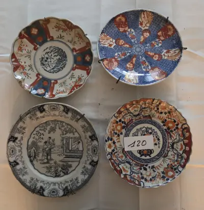 Set van vier Aziatische wandborden met diverse decors, waaronder vogels en traditionele taferelen – Lot 120 – kavel bij Goeiendeal, Jette