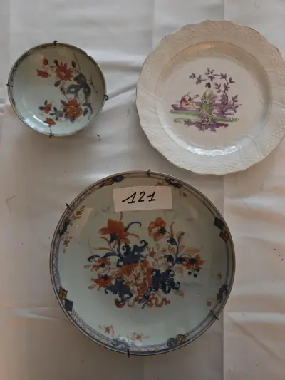 Set van drie Aziatische wandborden met bloemmotieven en oosterse scènes – Lot 121 – kavel bij Goeiendeal, Jette
