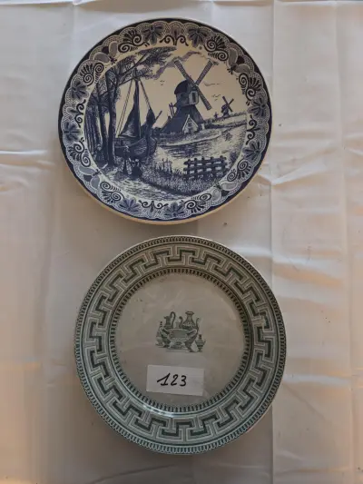 Set van twee wandborden: een Delfts blauw bord met molenlandschap en een bord met Grieks sleutelmotief en centrale amfora – Lot 123 – kavel bij Goeiendeal, Jette