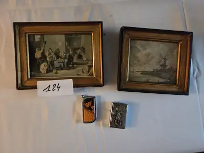 Set bestaande uit twee kleine schilderijtjes in goudkleurige lijsten (tavernescène en molen aan het water) en twee Aanstekers – Lot 124 – kavel bij Goeiendeal, Jette