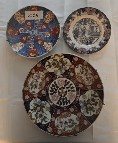 Set van drie Aziatische wandborden met meerkleurige florale en traditionele decors – Lot 125 – kavel bij Goeiendeal, Jette