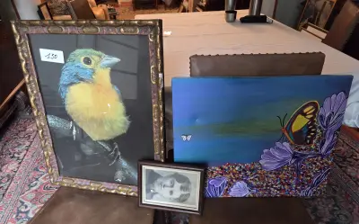 Set bestaande uit een grote ingelijste vogelprent, een kleurrijk schilderij van een vlinder bij paarse bloemen en een klein zwart-wit portret – Lot… – kavel bij Goeiendeal, Jette