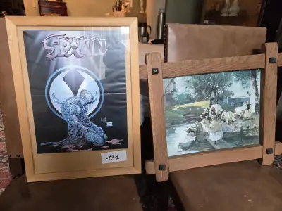 Set van twee ingelijste werken: een Spawn stripboekomslag poster en een klassiek tafereel van wasvrouwen aan de waterkant – Lot 131 – kavel bij Goeiendeal, Jette
