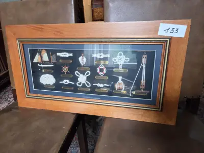 Groot maritiem knopenbord met diverse soorten zeemansknopen en een miniatuur zeilboot – Lot 133 – kavel bij Goeiendeal, Jette