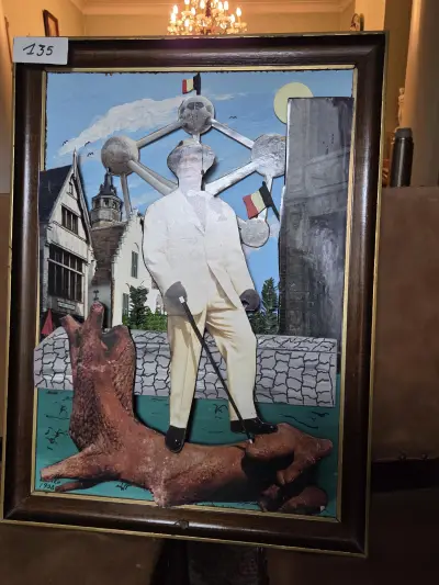 Gekleurde kunstzinnige collage met een man in wit pak, het Atomium en Belgische vlaggen, gedateerd 1998 – Lot 135 – kavel bij Goeiendeal, Jette