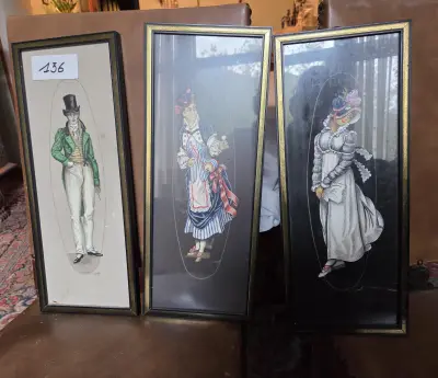 Set van drie langwerpige, ingelijste modeprenten/tekeningen van historische figuren in klederdracht – Lot 136 – kavel bij Goeiendeal, Jette