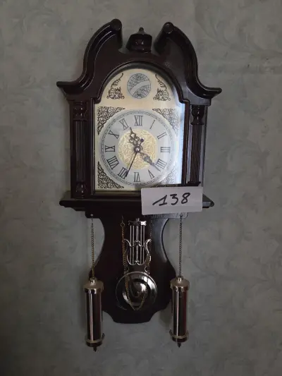 Zaanse wandklok met harpvormige slinger, twee koperen gewichten en een versierde wijzerplaat met Romeinse cijfers – Lot 138 – kavel bij Goeiendeal, Jette