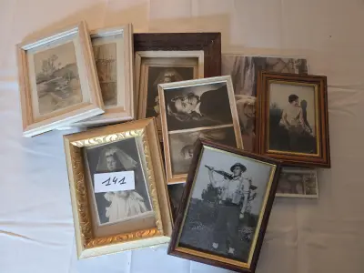 Verzameling diverse fotolijstjes met voornamelijk nostalgische zwart-wit portretten en landschapjes – Lot 141 – kavel bij Goeiendeal, Jette