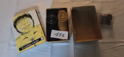 Kavel bestaande uit de manga Scumbag Loser deel 1 en een kartonnen doos met damstenen en houten pionnen – Lot 151 – kavel bij Goeiendeal, Jette