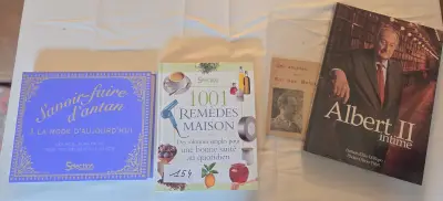 Set van vier diverse boeken over praktische tips, huismiddeltjes en het koningshuis, waaronder Albert II intime en 1001 Remèdes Maison – Lot 154 – kavel bij Goeiendeal, Jette