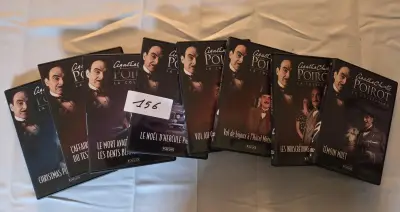 Set van zeven dvd's uit de verzamelreeks van Agatha Christie's Poirot, waaronder Le Noël d'Hercule Poirot en Témoin Muet – Lot 156 – kavel bij Goeiendeal, Jette