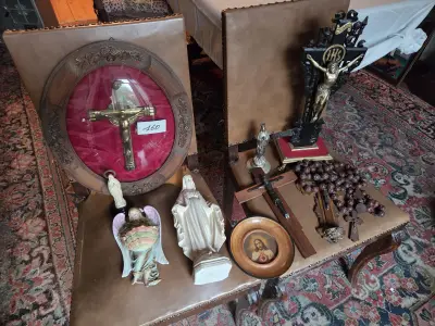 Kavel religieuze voorwerpen, waaronder een groot kruisbeeld in ovale houten wandkast met rood fluweel, diverse Mariabeelden, rozenkransen en een IH… – kavel bij Goeiendeal, Jette