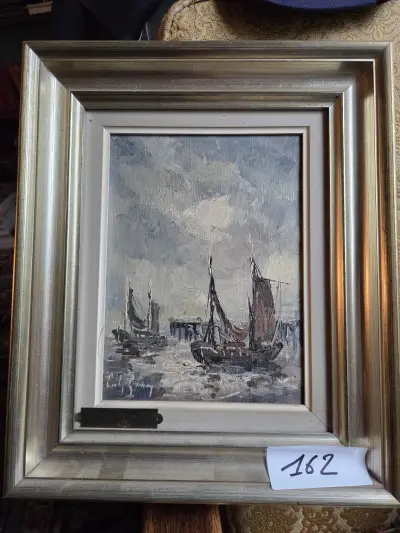 Schilderij van vissersboten op een onstuimige zee bij een houten staketsel, gesigneerd door Emile Lammers – Lot 162 – kavel bij Goeiendeal, Jette