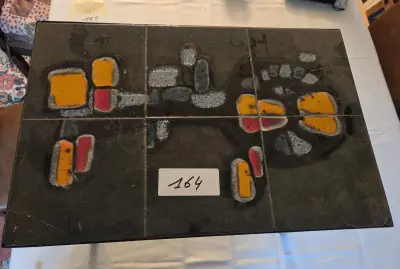 Salontafel met een ingelegd patroon van abstracte, meerkleurige geglazuurde tegels – Lot 164 – kavel bij Goeiendeal, Jette