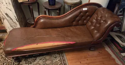 Klassieke chaise longue met gecapitonneerde rugleuning, zwaar beschadigd aan de zitting – Lot 165 – kavel bij Goeiendeal, Jette