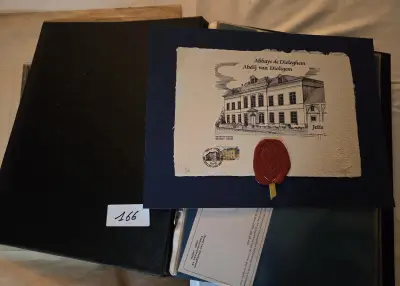Twee zwarte mappen gevuld met documenten en herdenkingskaarten – Lot 166 – kavel bij Goeiendeal, Jette
