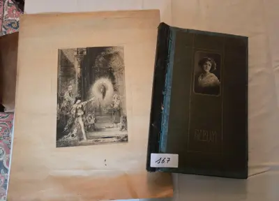 Set bestaande uit een grote historische ets/prent van een mythologische scène en een antiek fotoalbum met portret op de cover – Lot 167 – kavel bij Goeiendeal, Jette