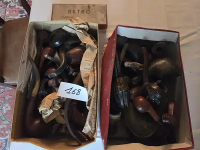 Twee schoenendozen gevuld met een grote verzameling diverse vintage tabakspijpen – Lot 168 – kavel bij Goeiendeal, Jette