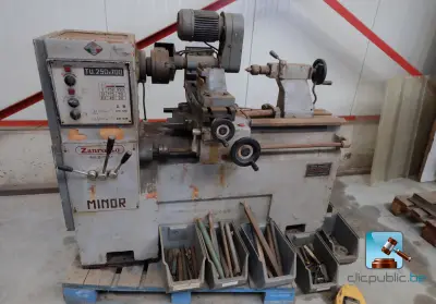 Metaalbewerkingsmachine met toebehoren – kavel bij Clicpublic, Marche
