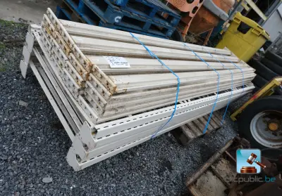 Metalen rek – kavel bij Clicpublic, Marche