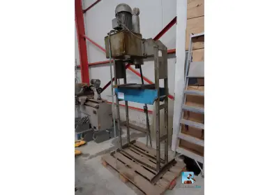 Hydraulische pers – kavel bij Clicpublic, Marche