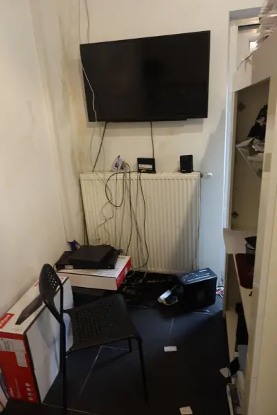 Inhoud bureau + camera's en tv's – kavel bij Openbare Verkopen, Gent