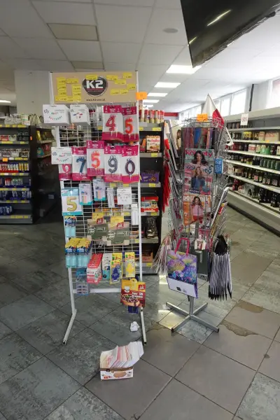6x Diverse display + inhoud – kavel bij Openbare Verkopen, Gent