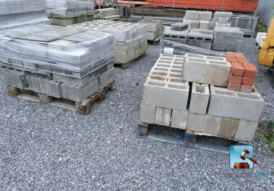 Partij holle betonblokken – kavel bij Clicpublic, Marche