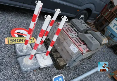 Set met bouwplaatsmarkeringen – kavel bij Clicpublic, Marche